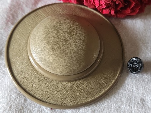 Enorme bouton ancien cuir - enorme,