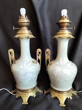 Paire de lampes à pétrole en porcelaine pâte sur pâte aux liserons & bronze XIXe