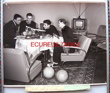 PHOTO 1958 AZERBAIDJAN BAKOU BAKU DANS UNE PIÈCE DE DÉLASSEMENT MOBILIER 1950