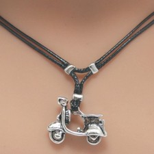 Collier pendentif scooter / moto - cordon noir et pendentif en métal