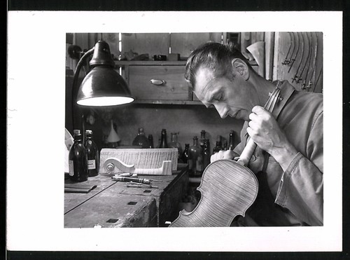 Photographie luthier dans son