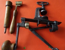 collection vieux outils : sertisseuse a cartouche et  dosette a poudre