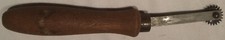 ancien outil de metier roulette a cranter le cuir (a identifier) depose HM Paris