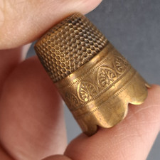 Ancien Dé à Coudre à Décor De Palmettes Dans Son Ecrin Objet De Vitrine