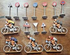 10 Panneaux de signalisation Dinky Toys Meccano année 60 + 5 Cyclistes - Vintage