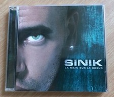 CD SINIK , LA MAIN SUR LE COEUR