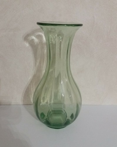 Vase ancien verre vert à - vert, /
