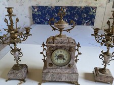 Pendule de cheminée en marbre rose Napoléon III et bougeoirs