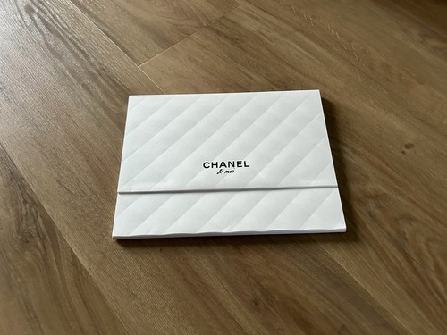 Chanel pochette cartonnée - chanel,
