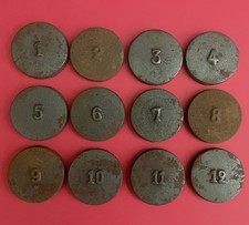 JEU ANCIEN DE BISTROT D'ESTAMINET - 12 PALETS EN FONTE NUMEROTES DE 1 A 12