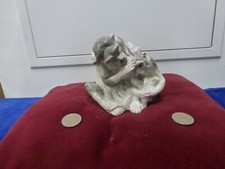 mere singe et son petit,groupe en biscuit de porcelaine,courant 20ème,H 10cm