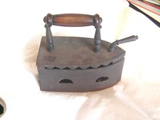 Fer à braise ancien en fonte "Camion Frère" mesurant 22 cm X 20 cm X 9 cm