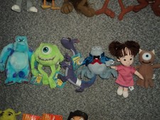 Peluches pixar monstre et