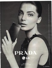 PUBLICITE ADVERTISING 2012  PRADA   LG portable par Daria Werbowy