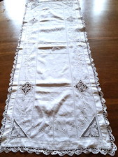 CHEMIN DE TABLE- début XXe en coton brodé et dentelles  - 110 cm x 45 cm