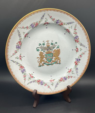 Assiette en porcelaine de Paris, poss. Samson, blason d’Emplain, XIXe siècle