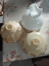 3  Abat jour ancien en opaline  suspension monte et baisse jaune et blanc