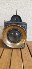 Ancienne lanterne de signalisation et éclairage véhicule ancien