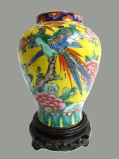 VASE FAMILLE JAUNE, POLYCHROME JAPONAIS ou CHINOIS, PAON et FLEURS de CERISIER