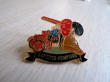 PIN'S PIN BADGE SAPEURS POMPIERS VEHICULE ANCIEN TBE