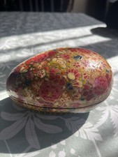 Boîte asiatique en forme d’œuf papier mâché. Décor fleurs. vintage