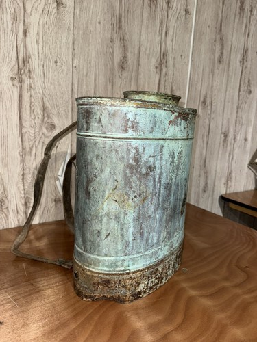 Ancien pulvérisateur agricole