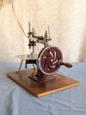 Ancien mini jouet britannique machine à coudre manivelle miniature fonctionne...