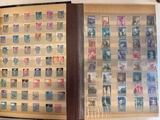 MONDE GROS LOT DE TIMBRES DANS DES CLASSEURS DANS UN CARTON D'ENVIRON 13 KG #55