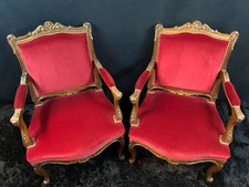Paire de larges fauteuils à dossier plat de style Louis XV velours rouge profond