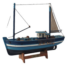 ANCIEN BATEAU EN BOIS
