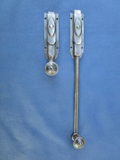 2 petites targettes fer