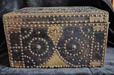 Grand Coffre Marocain Bois Habillé De Cuir Orné Cuivre Et Clous Début XXEME