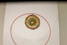 pendentif fait main géode nacré rouge blanc bleu vert or 5.5 cm*5 cm