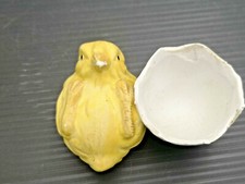 Coquetier poussin jaune et sa