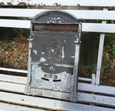 Ancienne boite aux lettres murale  en fonte D’aluminium façade Et fer à relooker