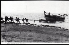 1986  --  CANOT DE SAUVETAGE OLERON STATION DE CHAUCRE  MISE A L EAU  3M519