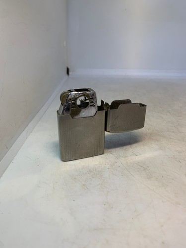 Ancien briquet marque - de,