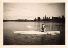 ANCIENNE JOLIE PETITE PHOTO NOIRE ET BLANC CANOE KAYAK RIVIERE