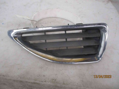 Grille calandre laterale avant