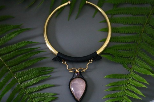 Collier torque quartz rose