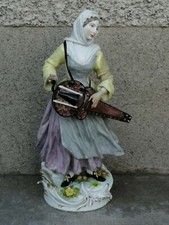 Figure porcelain Samson? Porcelaine joueuse de vielle 