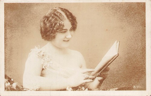Femme souriante epaules - femme,