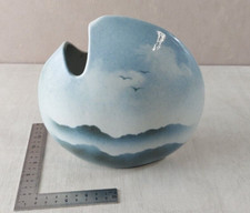 Ancien vase, décor Yves Mohy, en porcelaine de Virebent