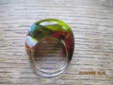 BAGUE  - Résine multicolore - "JACKIE BRAZIL SOBRAL   VINTAGE BIJOUX FANTAISIE