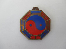 ANCIENNE MÉDAILLE CHINOISE FENG SHUI. Bronze et émail.