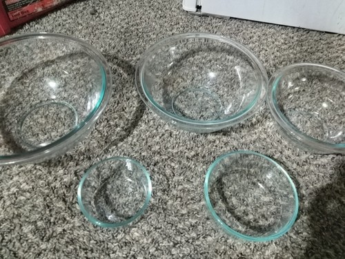 Five piece pyrex - set, excellent