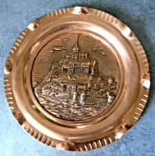 assiette en véritable cuivre vernis repoussé souvenir du Mont Saint Michel 20cm