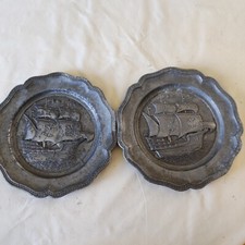 2 assiettes etain decoratif. Avec fleurs de lys et écussons royaux.