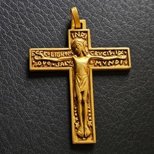 Croix crucifix Fernand PY dans