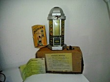 KIOSQUE  DISTRIBUTEUR  CHOCOLAT MENIER  1930 avec son carton et sa boite